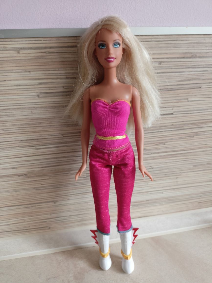 Lalka Barbie w różowym stroju