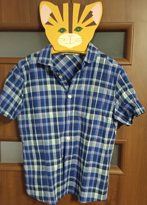 Chłopięca koszula w kratę z krótkim rękawem.