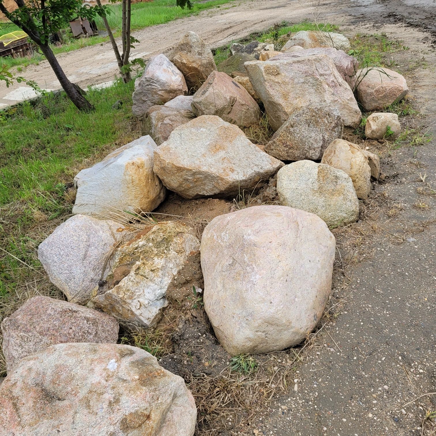 Duże kamienie otoczaki.