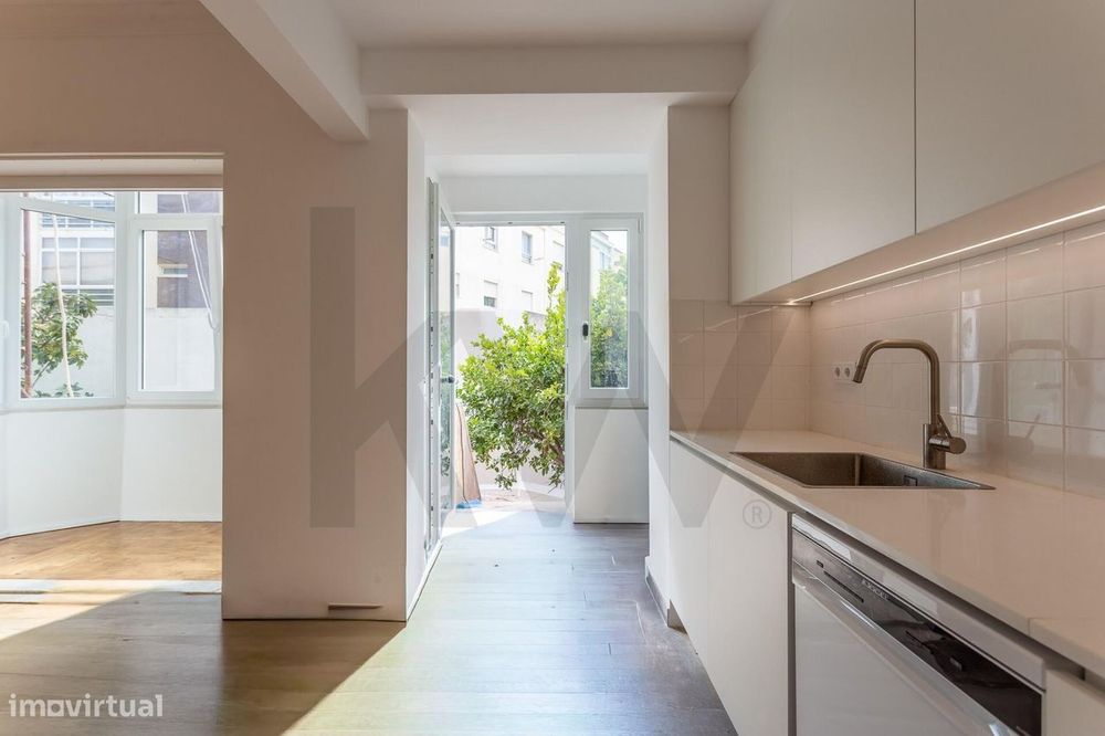 Apartamento T2 todo remodelado | 80m2 + logradouro 100m2