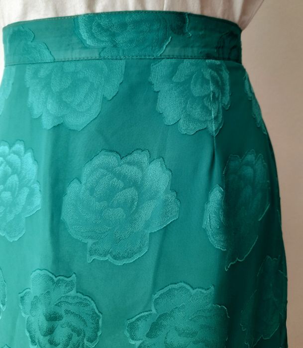 Saia Vintage 80s verde, com rosas texturadas. Tamanho L