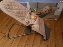 Leżaczek babybjorn z zabawką