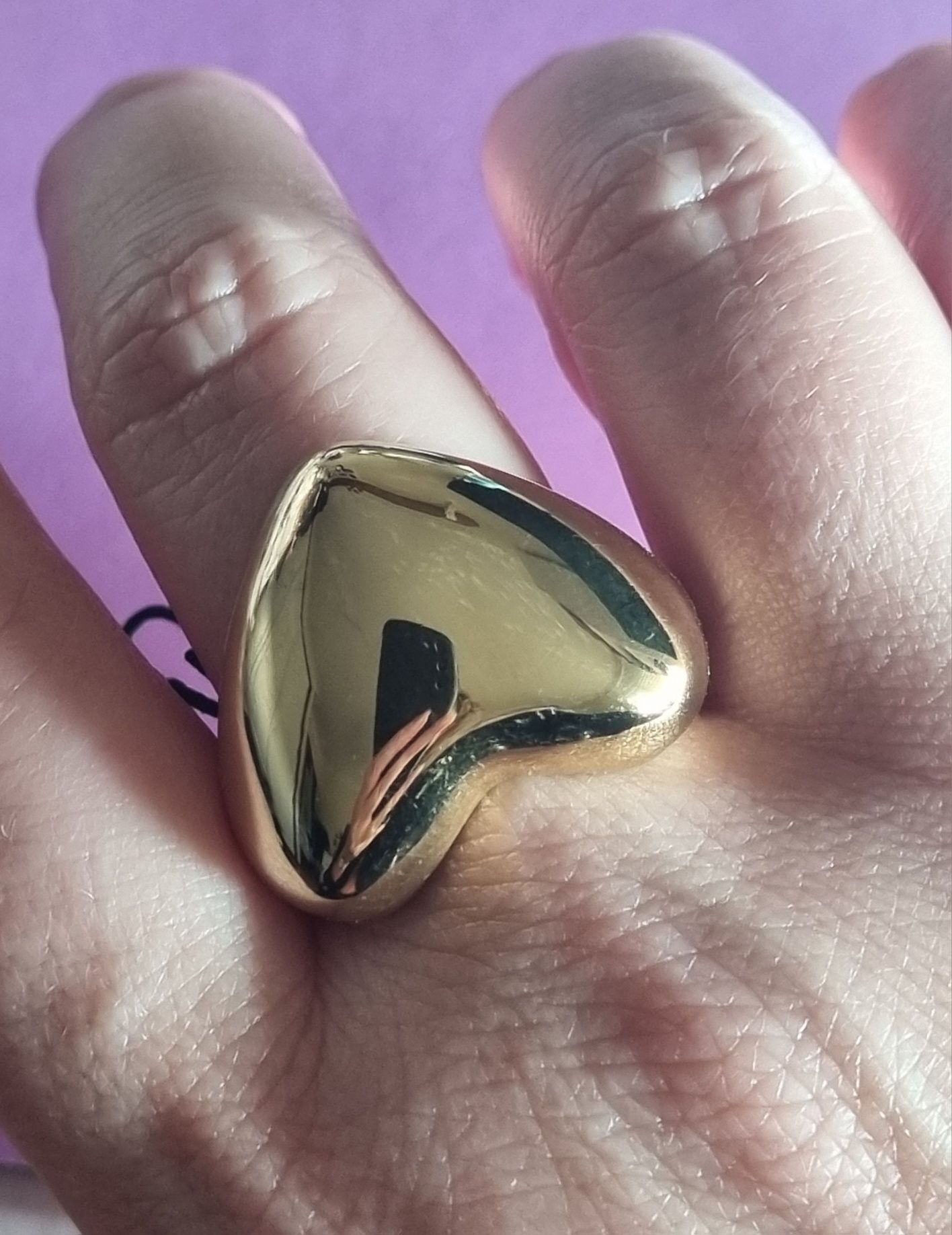 Anel dourado, em aço, em forma de coração. T20