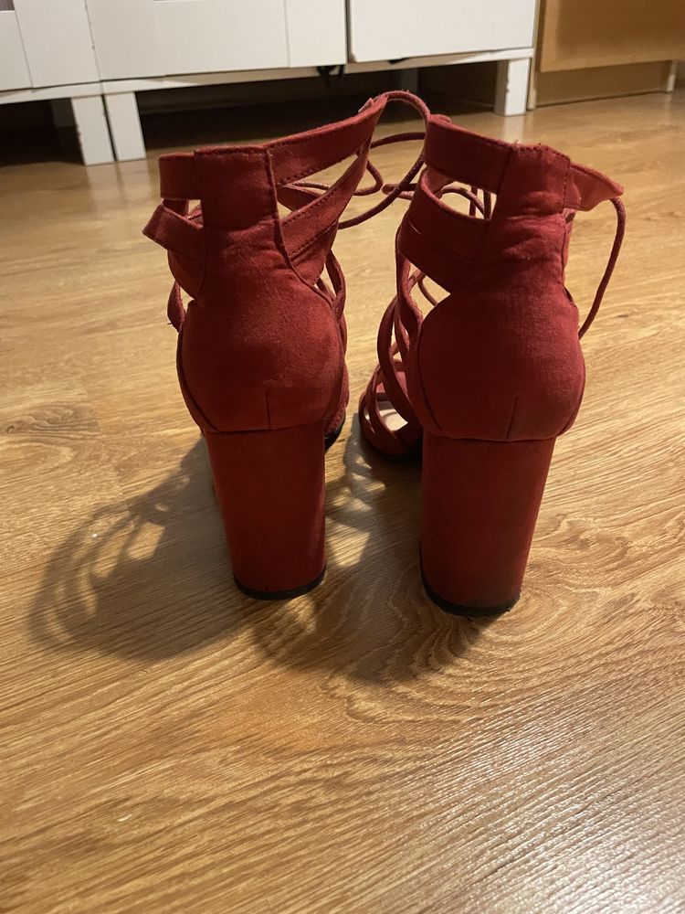 Czerwone sandały wiązane