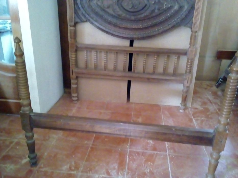 Cama em madeira maciça e mesinha