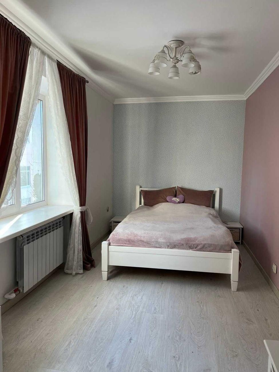 Продам 2-х кімнатну квартиру в  районі Центрального парку