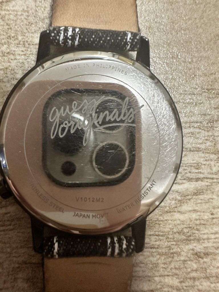Zegarek Guess logowany