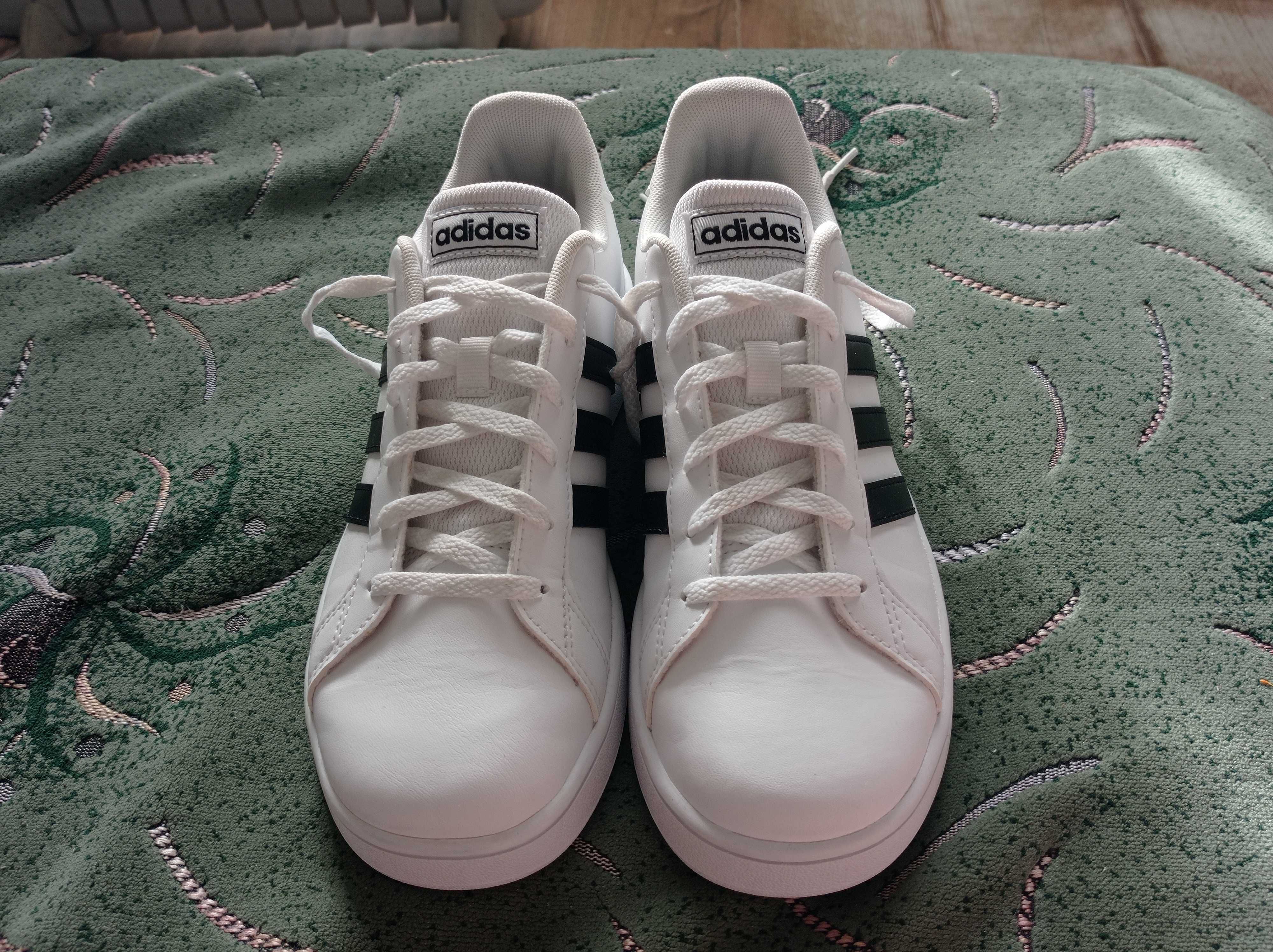 Кроссовки Adidas (оригинал) фирменные размер-38 стелька- 24см.