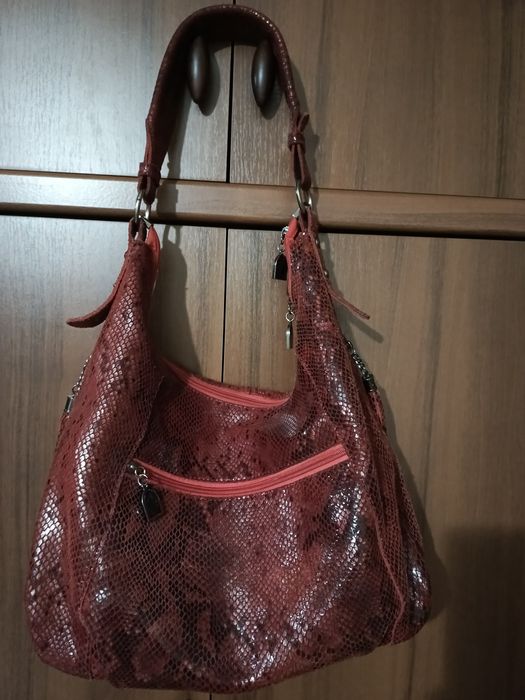 Сумка шкіряна червоного кольору.