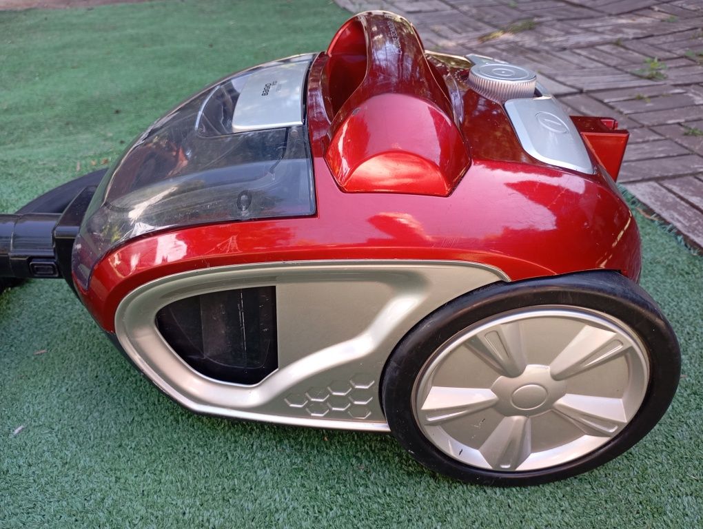 Odkurzacz cyklonowy Amica Bagio Eco VM3044, moc 900W + wąż. Czerwony