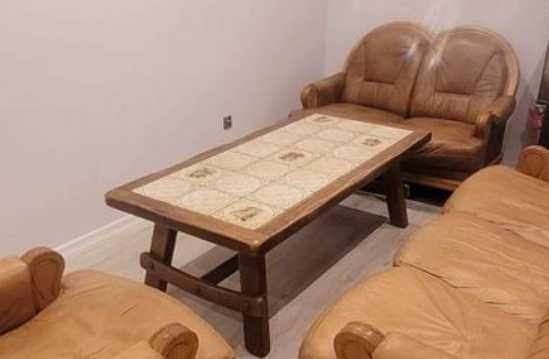 Ława dębowa z ozdobnymi kaflami