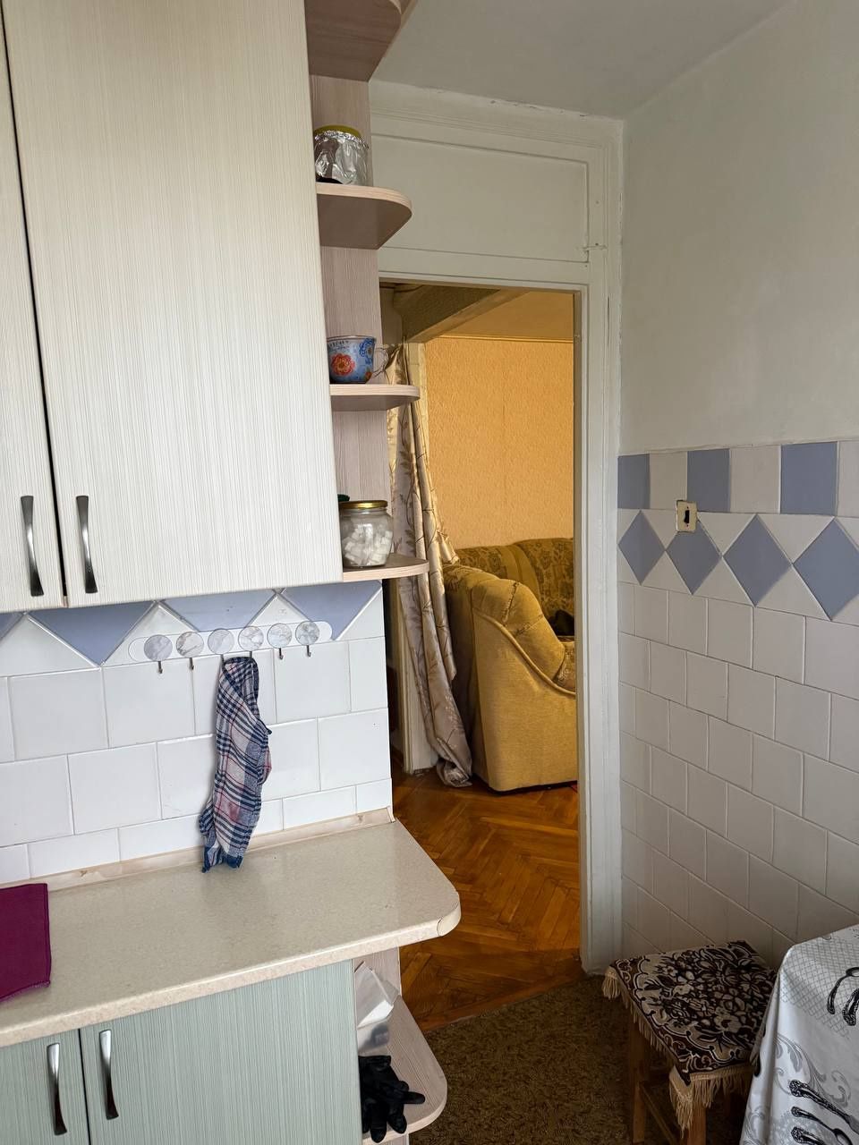 Продаж 1 км.кв., +гараж у дворі дому, без посередників