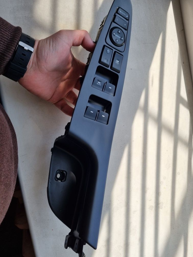 Кнопки стеклоподъемника передней водительской двери Hyundai Tucson TL