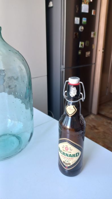 Бутылка с бугельной пробкой