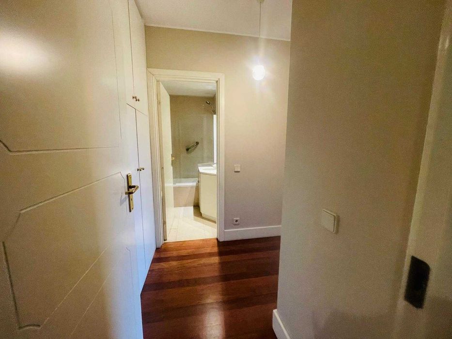 T2 suíte, lugar de garagem e arrumos- Edifício  - Pinheiro Manso