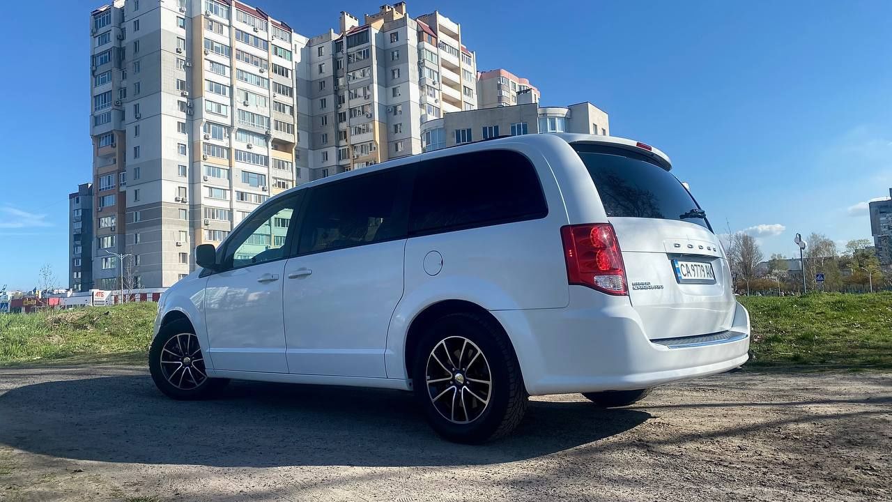 Продам сімейний автомобіль Dodge grand caravan GT 2018 року