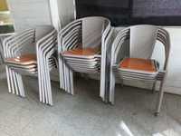 16 cadeiras de esplanada de metal com tampo de madeira