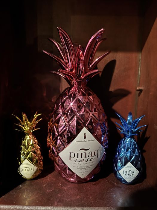Zestaw butelek po trunku Pinaq  w ksztalcie ananasa