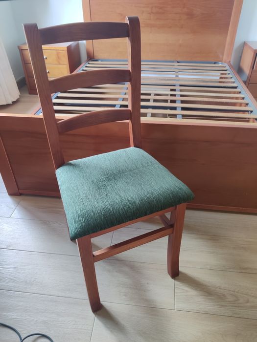 Cama de casal com mesas de cabeceira