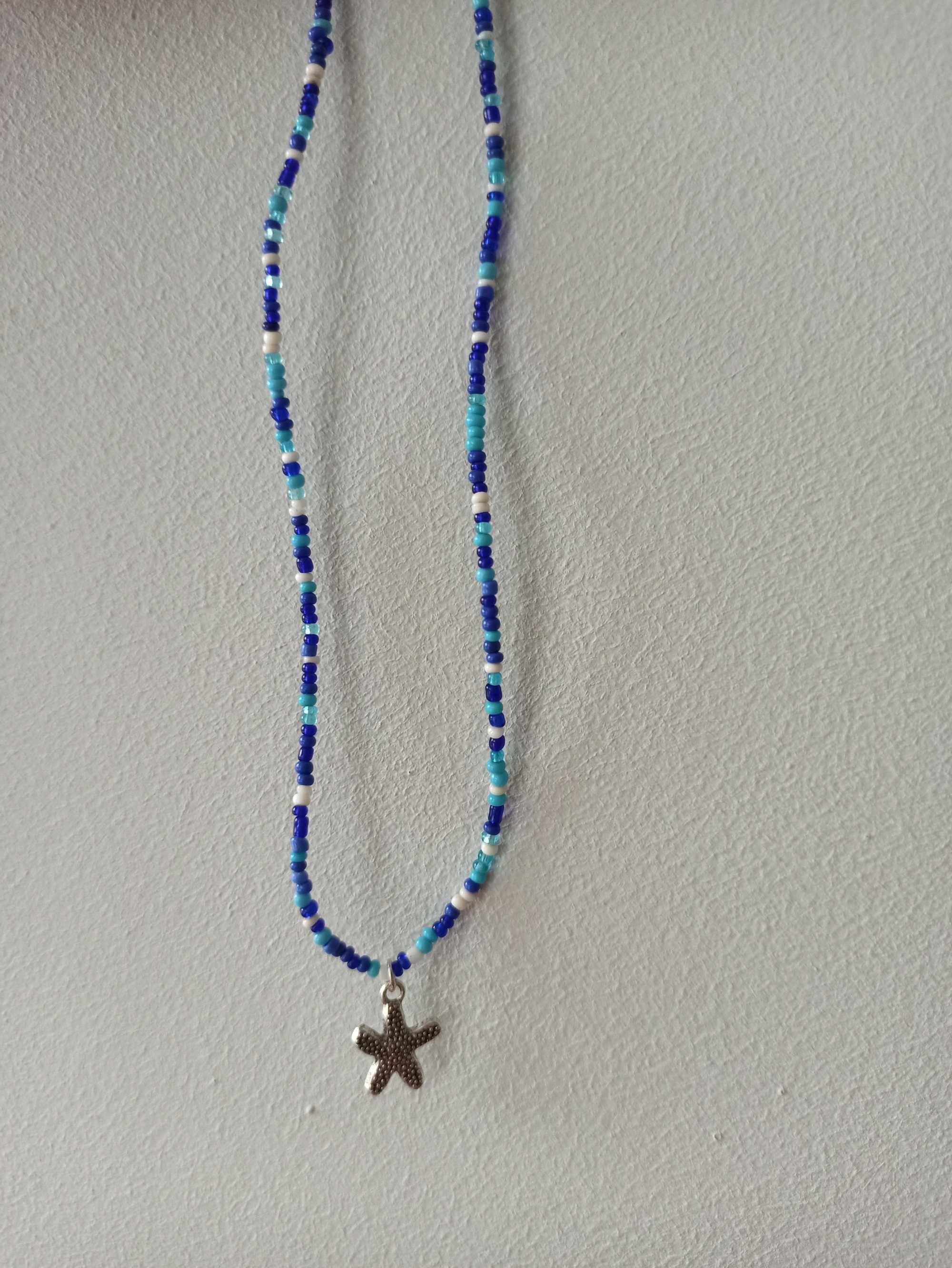 Naszyjnik krótki z koralików niebieski handmade