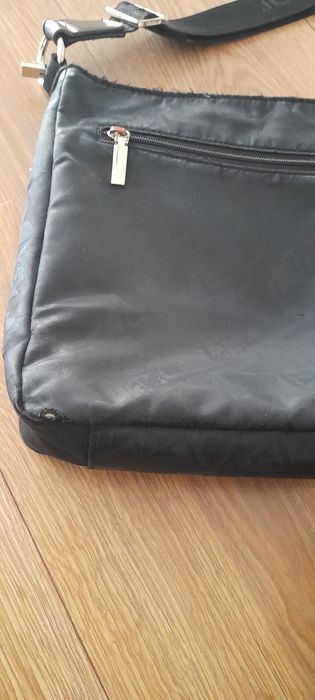 Czarna torebka listonoszka Kazar