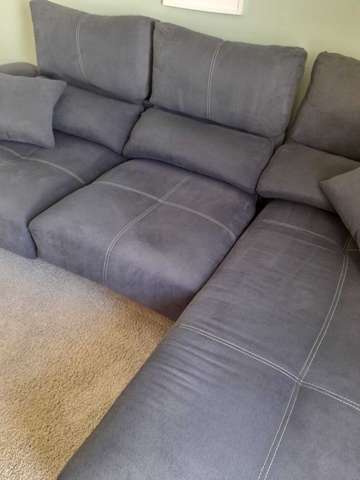 Sofá de dois lugares com chaise long do lado esquerdo