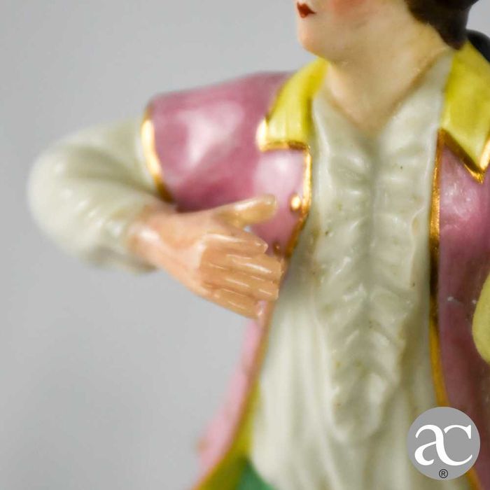 Escultura / Figura “Minuete Homem” Vista Alegre, pintado à mão