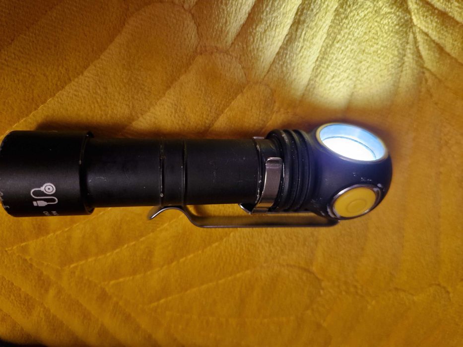 Latarka  Armytek WIZARD C2 PRO +Ładowarka Armytek Handy C2 Pro