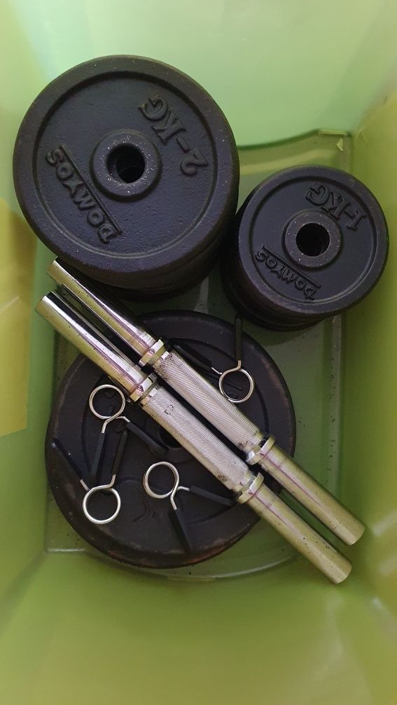 Halteres e barra de musculação com vários pesos