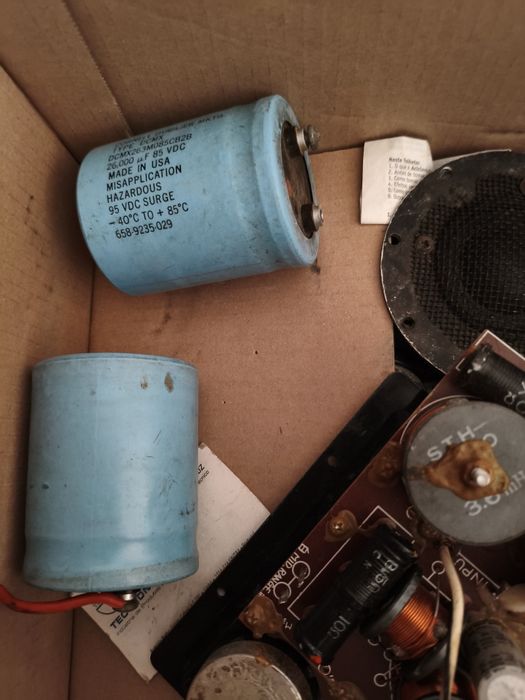 Cx com alguns componentes q so raram de crossovers e 2 medios agudos