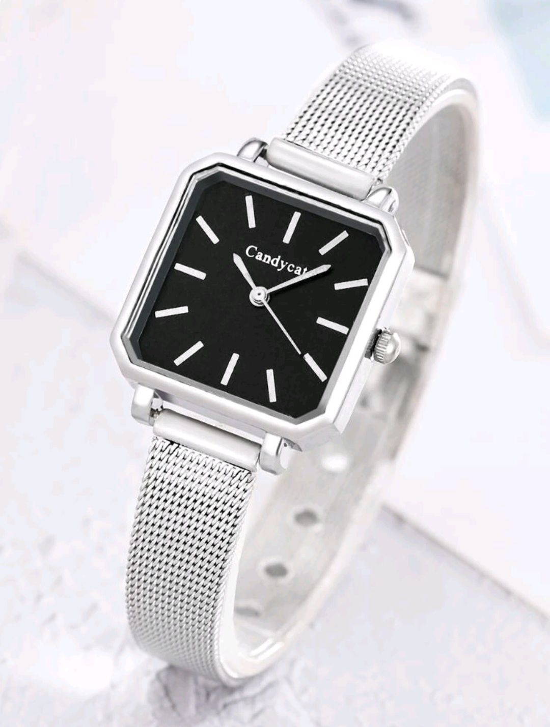 Damski zegarek na srebrnym pasku z siateczki