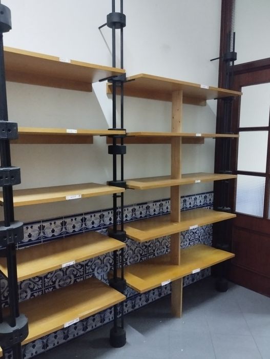 Vendo duas estantes de escritório/loja