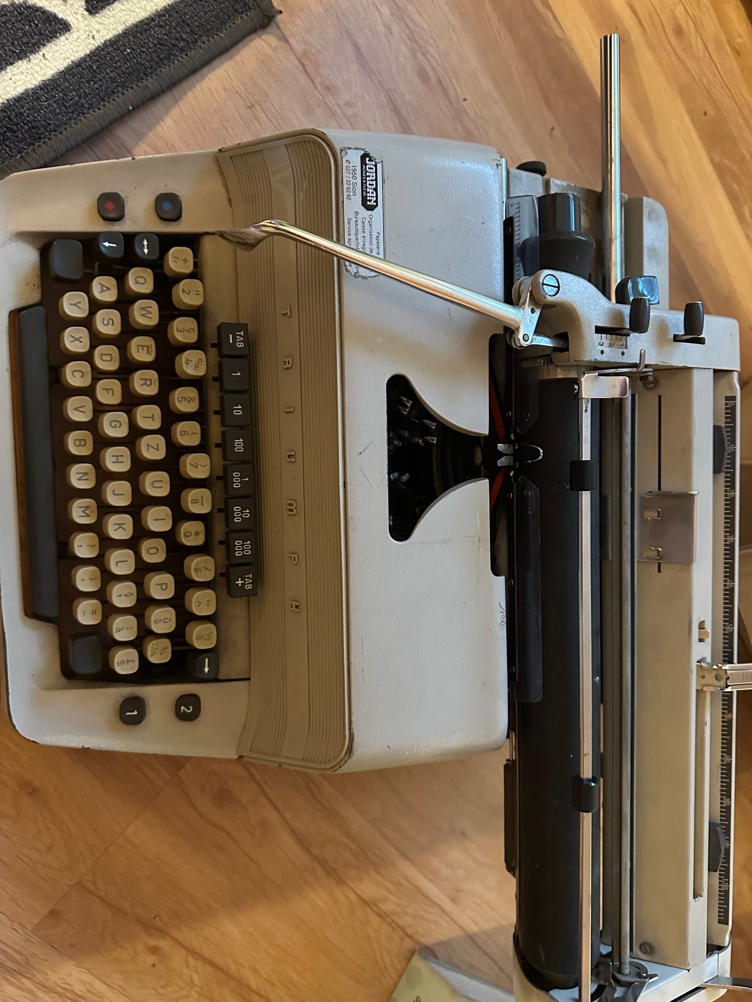 Stara maszyna do pisania - obiekt dekoracyjny