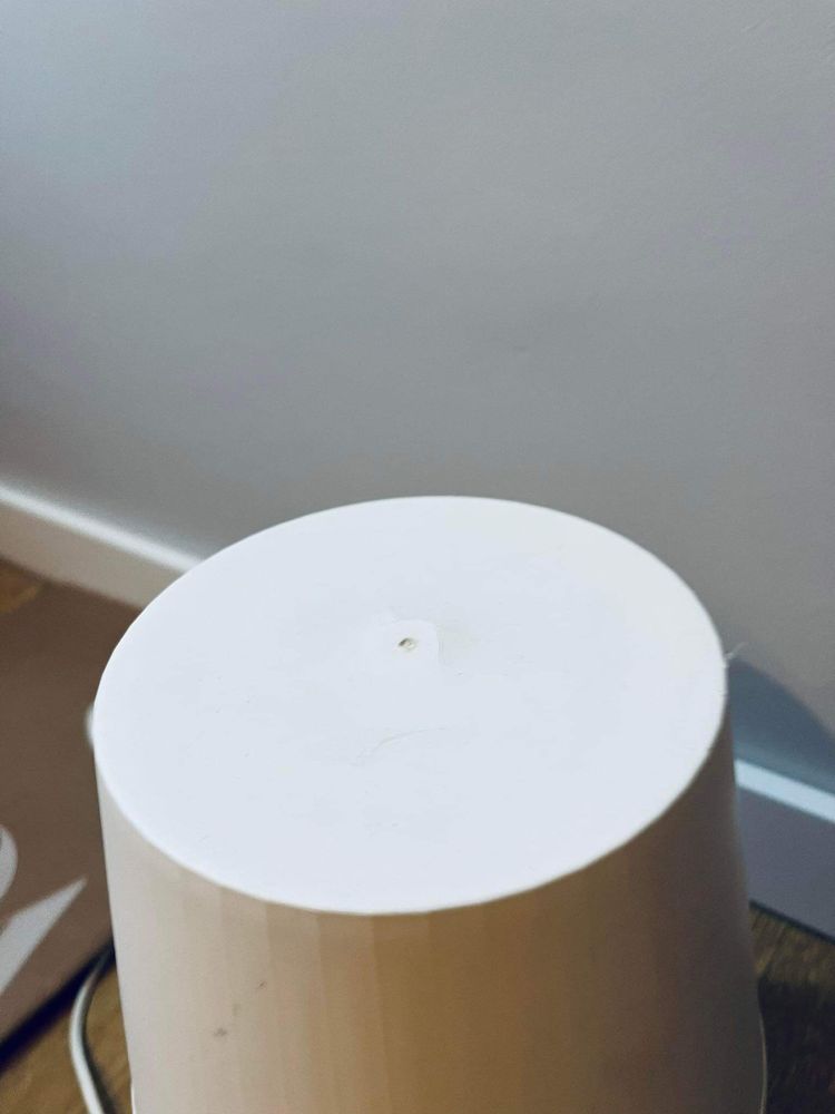 Biala lampka nocka z abażurem klasyczna oświetlenie