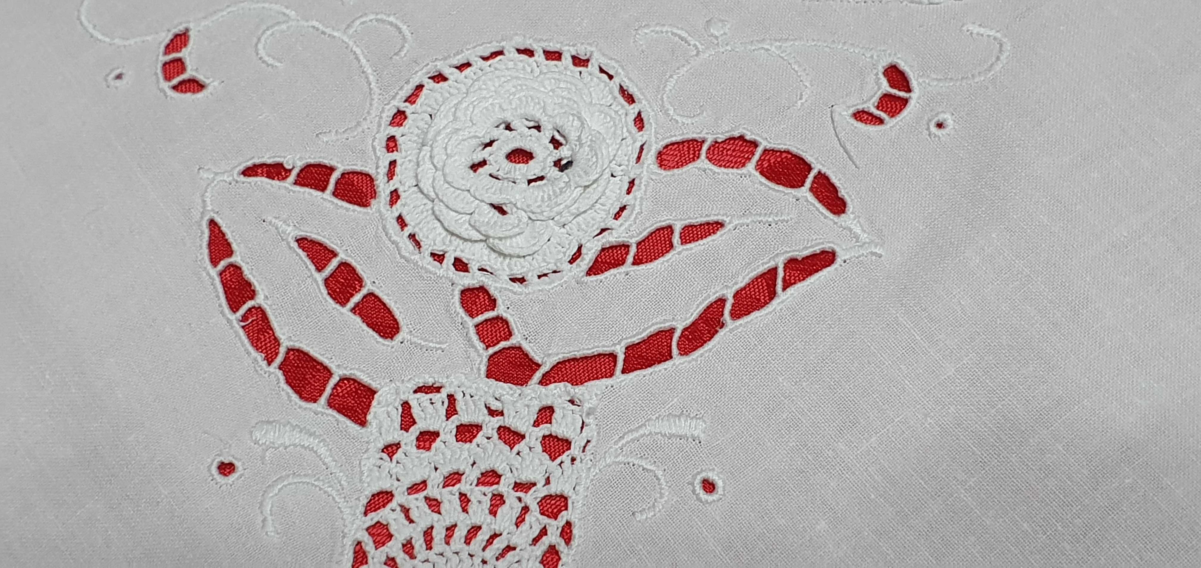 biały, ręcznie haftowany obrus z szydełkową koronką, 85 cm x 85 cm