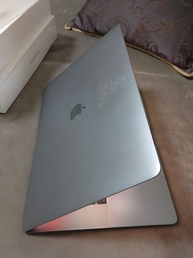 MacBook pro  Retina 15" Core i7/16gb Tough Bar