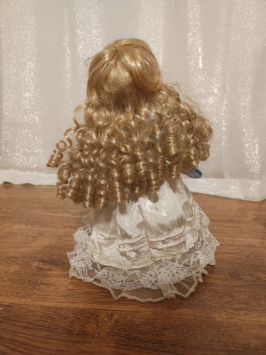 Śliczna lalka porcelanowa