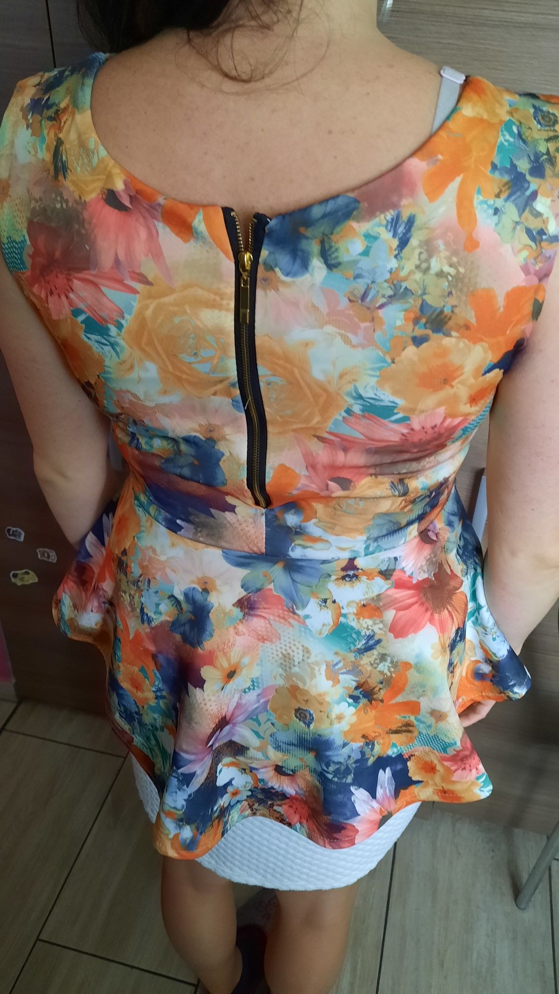 Elegancka bluzka bez rękawów z baskinką w kwiaty