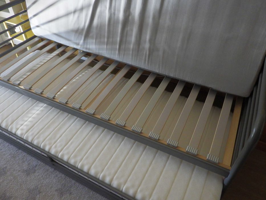 Cama em metal com estrado e 2 colchões (Ikea) 90x200