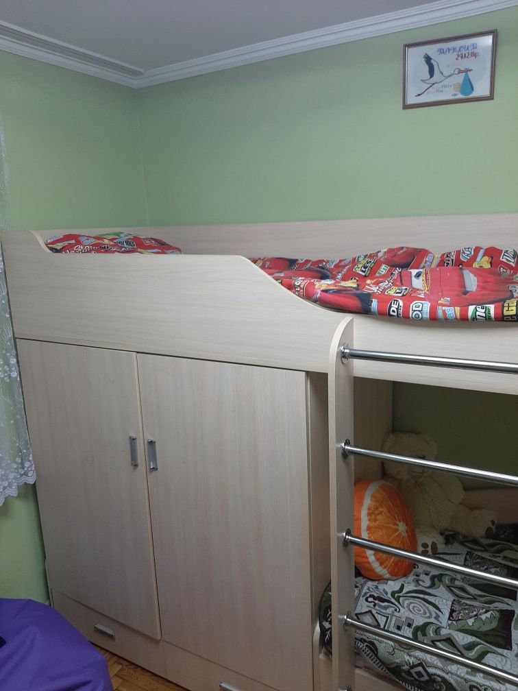 Двоповерхове ліжко з вмісткою шафою