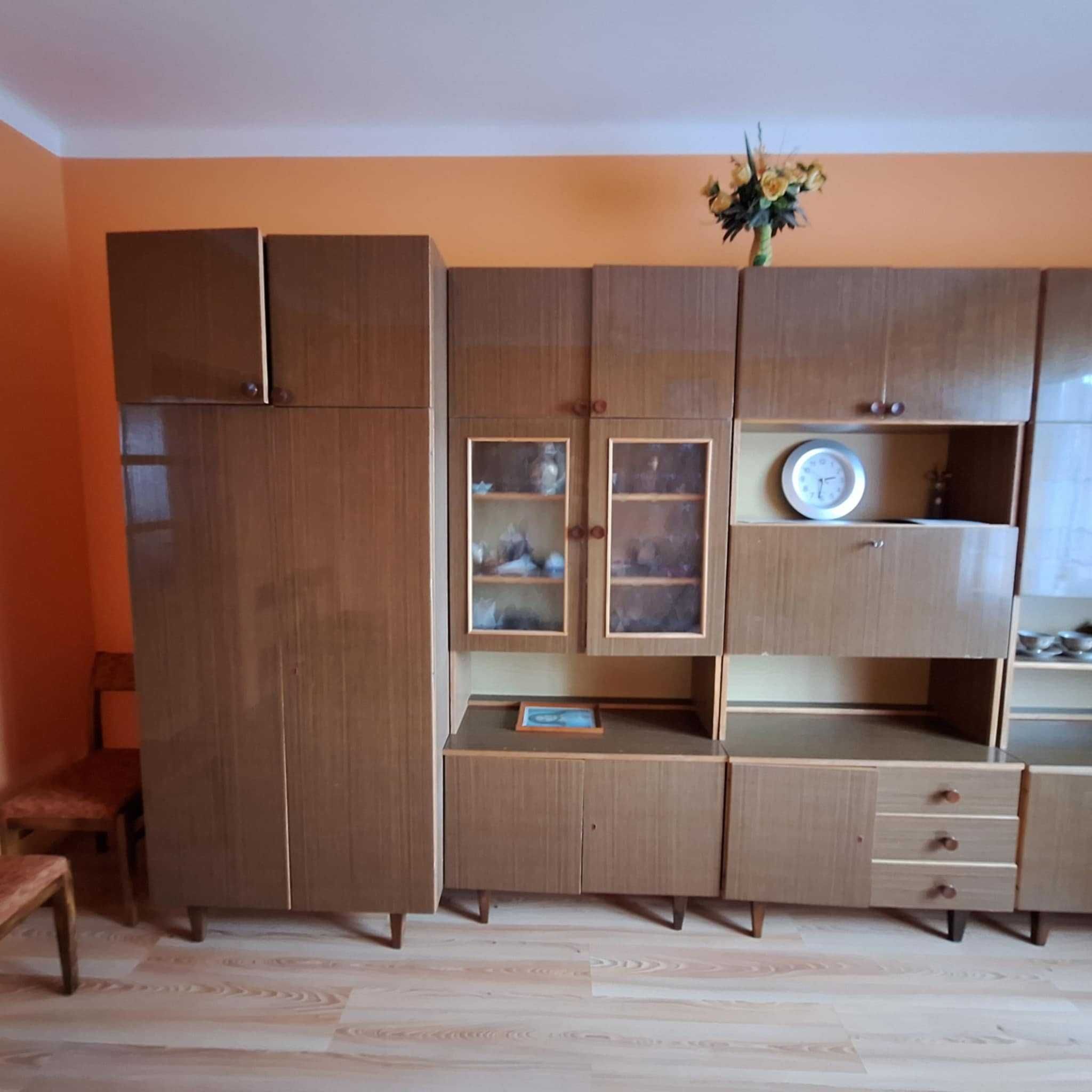 Sprzedam regał (meblościankę) z czasów PRL.
