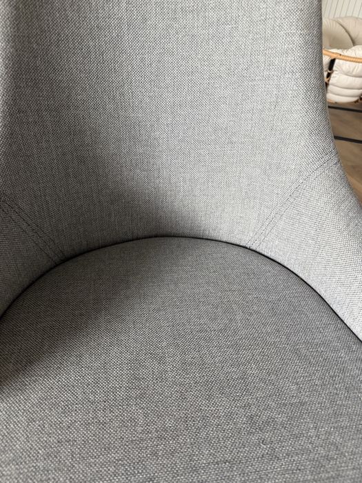 Krzesła szare z drewnianymi nogami 2 sztuki