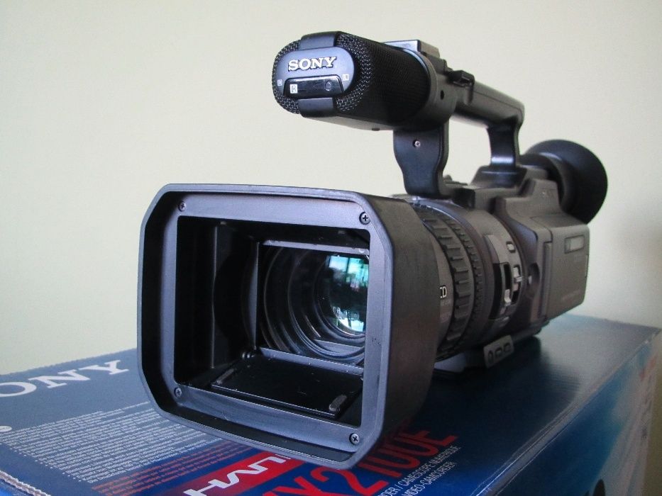 Профессиональная видеокамера Sony DCR-VX2100E