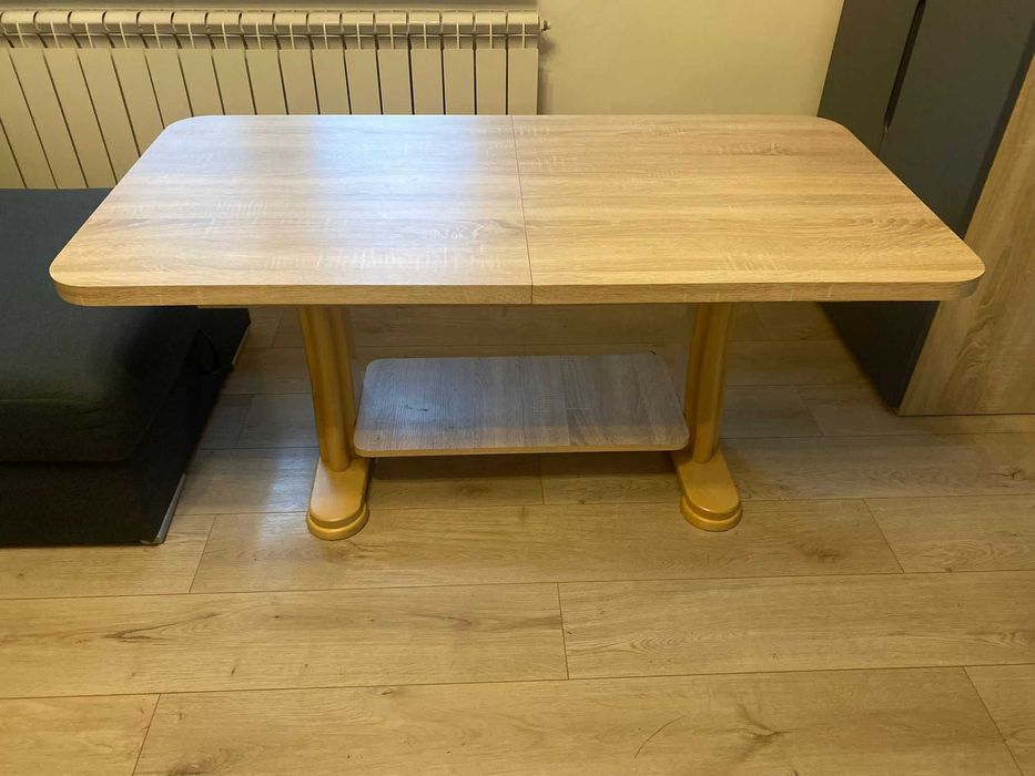 Nowoczesna ława w kolorze naturalnego drewna