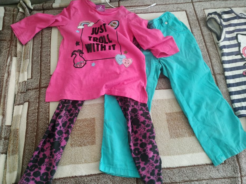 Продам набір одягу  для дівчинки 5-7 р.за