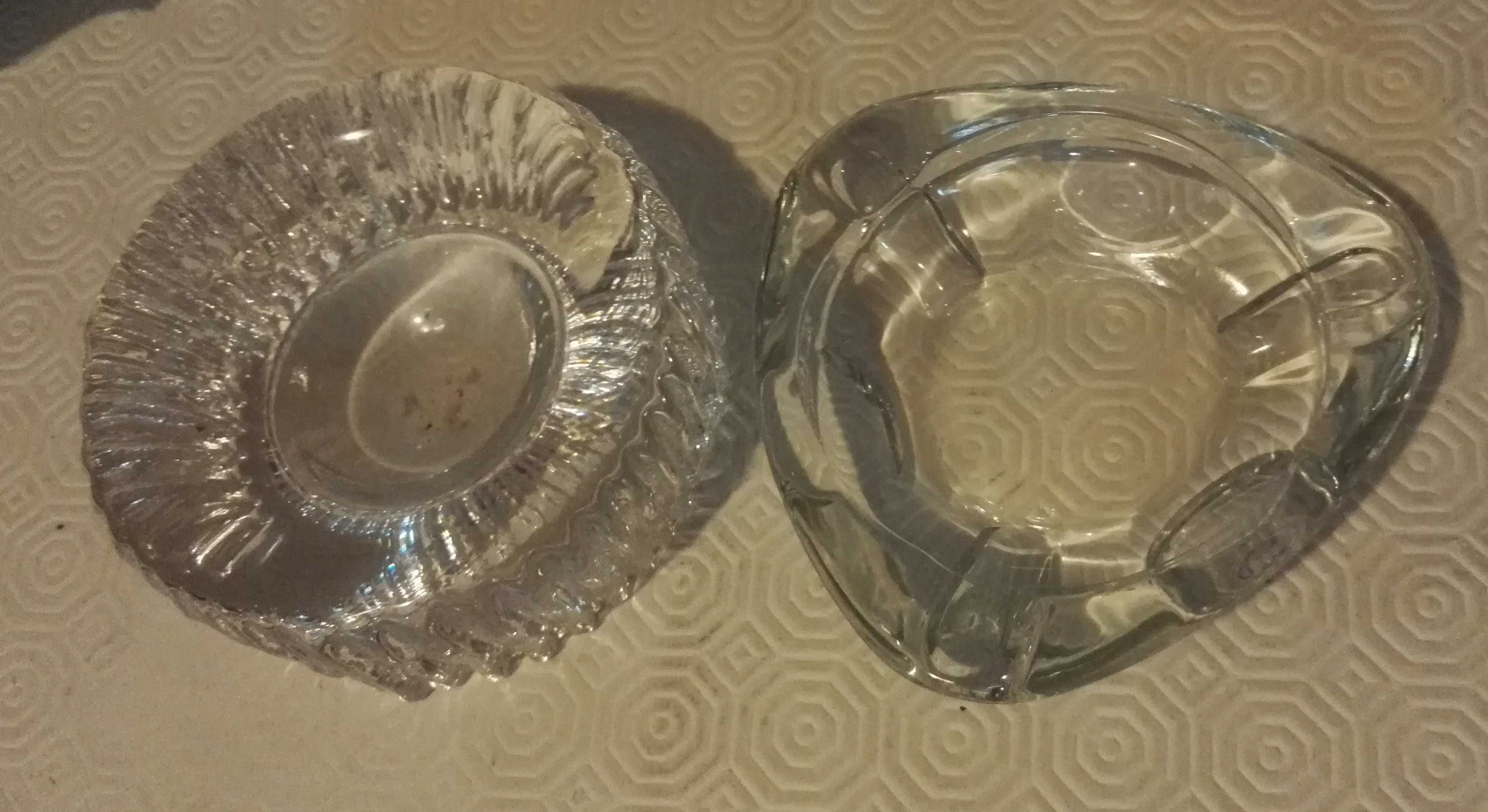 2 cinzeiros em vidro, muito resistentes