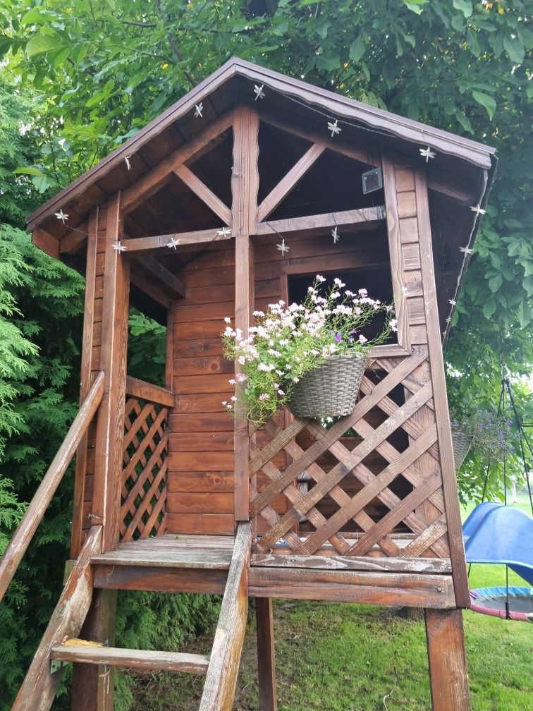 Drewniany domek dla dzieci do ogrodu