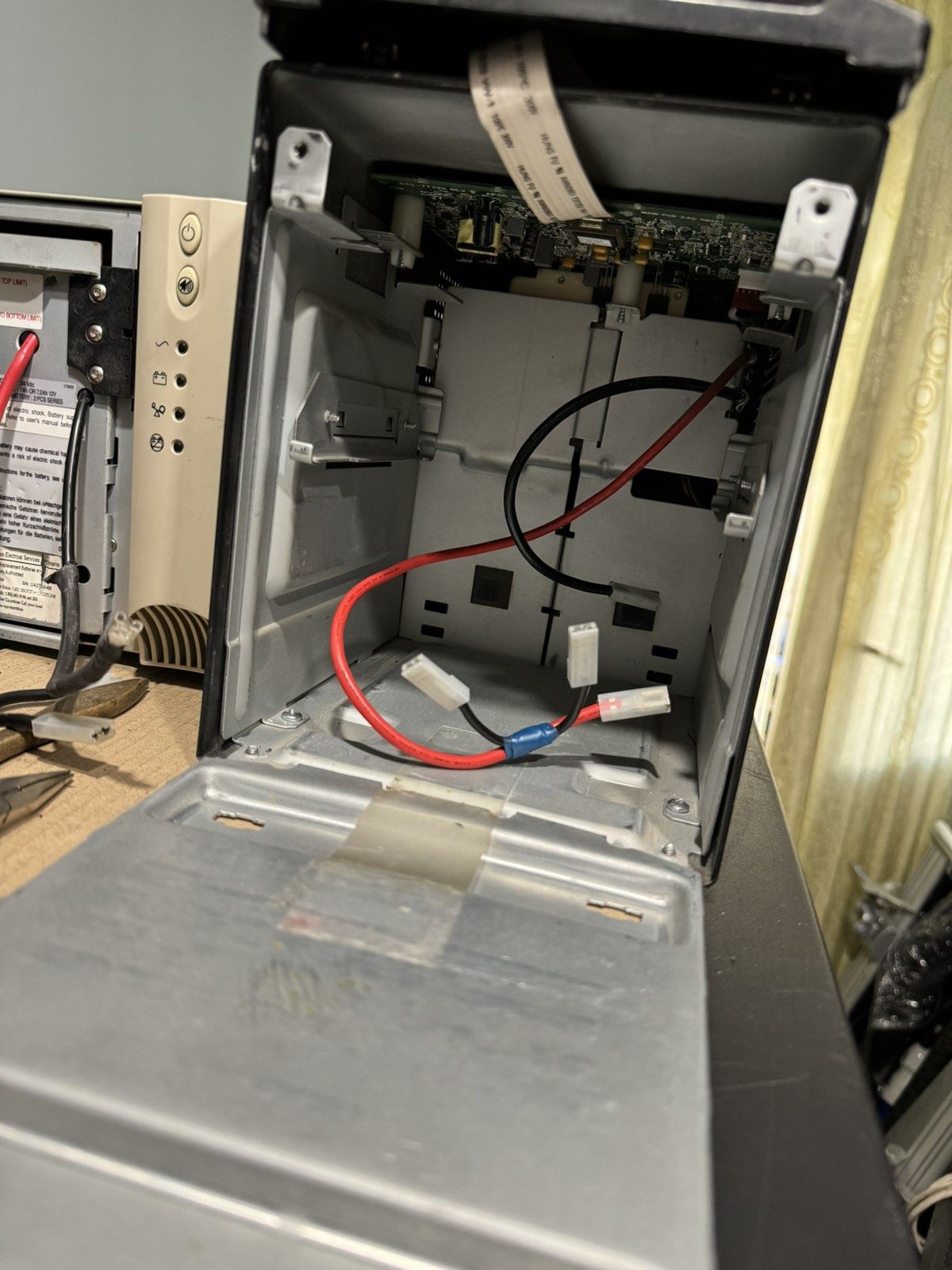 Бесперебойник APC Smart UPS 1000