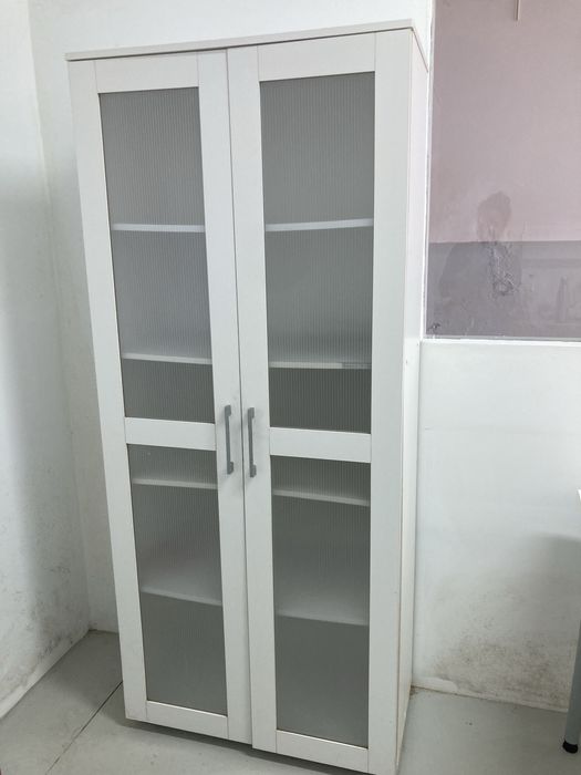 Armário em contraplacado branco com portas (1,85m x 70cm x 40cm) – 30€