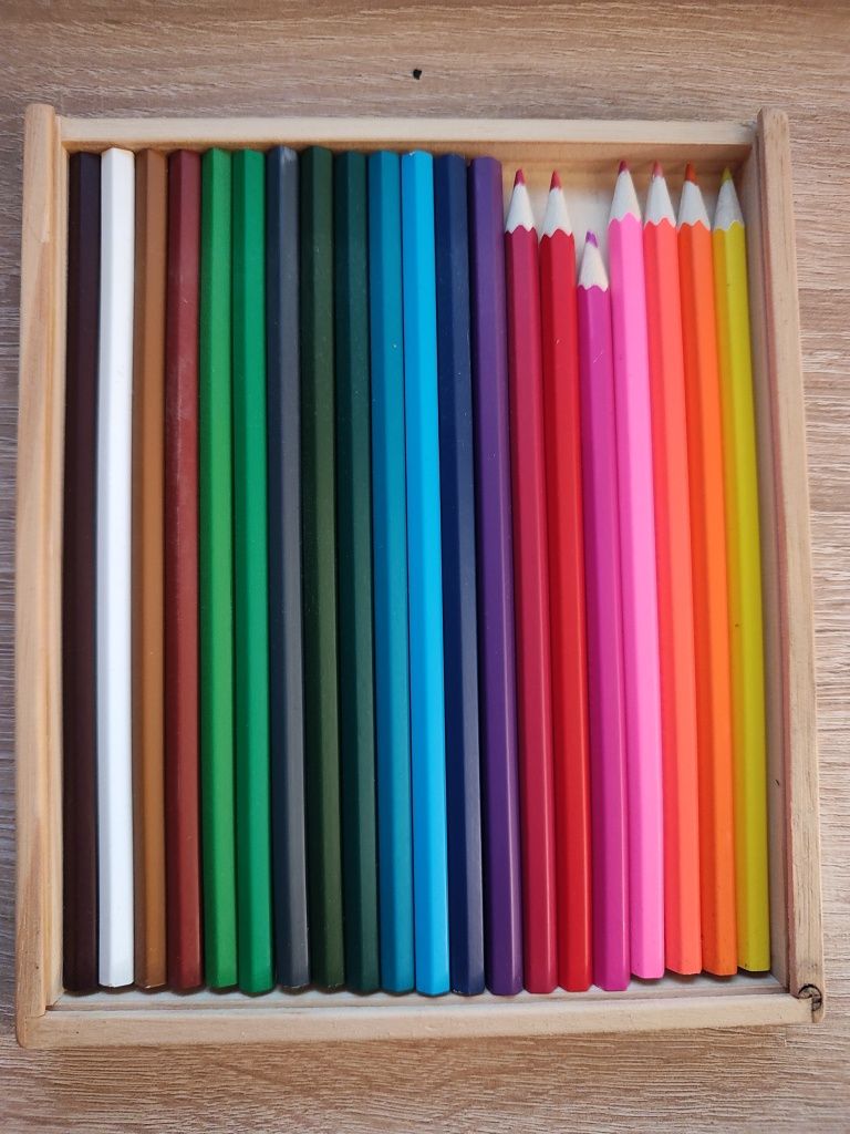 Kredki w drewnianym pudełku
